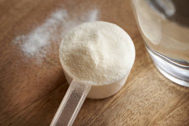 Kolajen tozu - plastik kepçedeki sağlıklı besin takviyesi