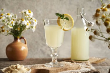 Bardaktaki taze çiğ süt. Sütten yapılmış zengin protein.