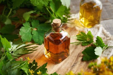 Daha büyük bir selandin şişesi ya da tetterwort tentürü.