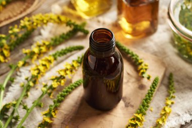 Taze çiçek açan tarımsal bitkilerle dolu koyu renkli bir tentür.