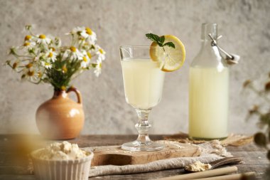 Bardaktaki taze süt. Protein, masada sağlıklı besin takviyesi.