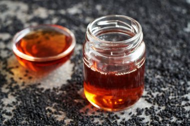 Siyah kimyon ya da cam kavanozdaki Nigella sativa tohumu yağı. Besleyici takviye.