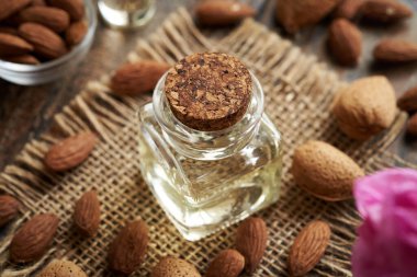Şeffaf cam şişede badem yağı.