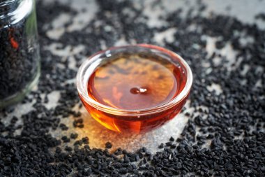 Siyah kimyon ya da cam kasede Nigella sativa tohumu yağı. Sağlıklı besin desteği.