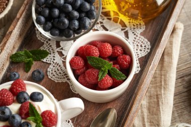 Yaban mersinli taze ahududu ve keten tohumu yağıyla harmanlanmış süzme peynir. Budwig diyeti.