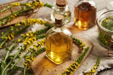 Taze çiçek açan tarım bitkisi ile bitkisel tentürler