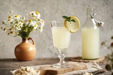 Bardakta ve şişede taze süt - protein zengin sağlıklı besin takviyesi