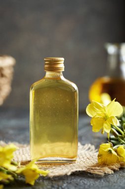 Bir şişe çuha çiçeği yağı fotokopi alanı olan bir masada.