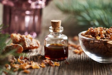 Ahşap bir masa üzerinde Myrrh temel yağı