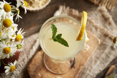 Masada bir bardak taze süt.