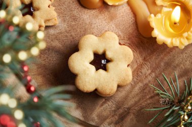 Çiçek şeklinde Noel kurabiyesi ladin ağacı dalları ve balmumu mumlarıyla