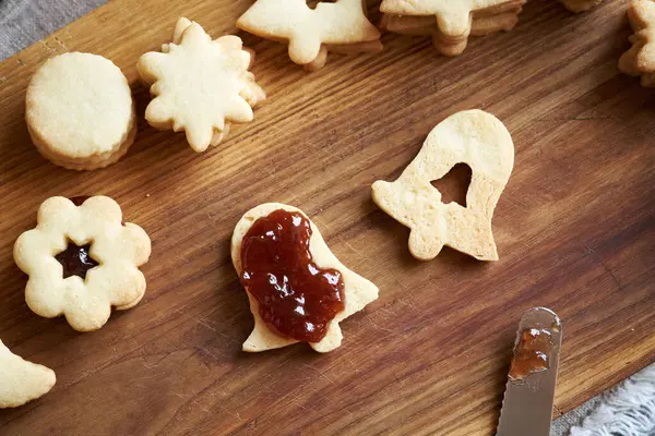 Çan şeklindeki Linzer Noel kurabiyesi çilek reçeli, üst manzara.