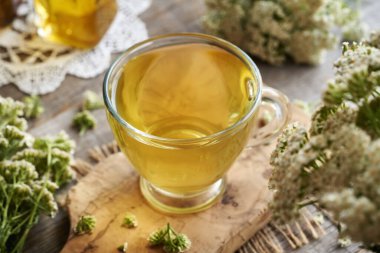 Çayı şeffaf cam bir fincanda masanın üzerinde.