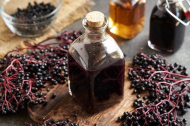 Arka planda taze böğürtlenli siyah yaşlı şurubu.