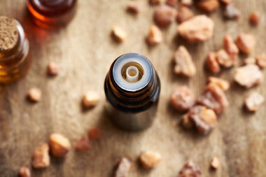 Styrax benzoin reçineli bir şişe aromaterapi.