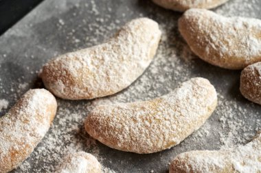 Kipferl adında ev yapımı Noel kurabiyeleri ya da şeker kaplı vanilyalı kremalar, yakın çekim.