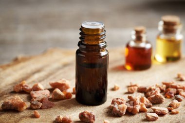 Styrax benzoin reçineli bir şişe aromaterapi.