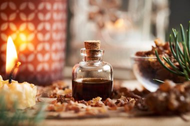 Temel yağ ve reçine arkaplanda mumlar var.