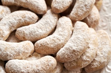 Kipferl ya da vanilyalı şeker kaplı ev yapımı Noel kurabiyelerine yakın çekim