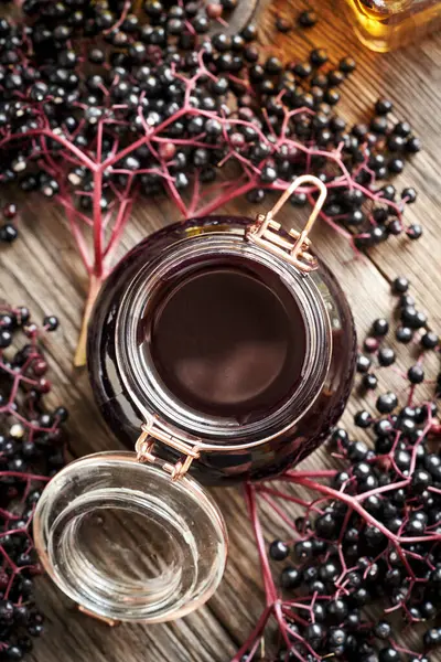 Siyah yaşlı şurubu, masada taze elderberry, üst manzara.