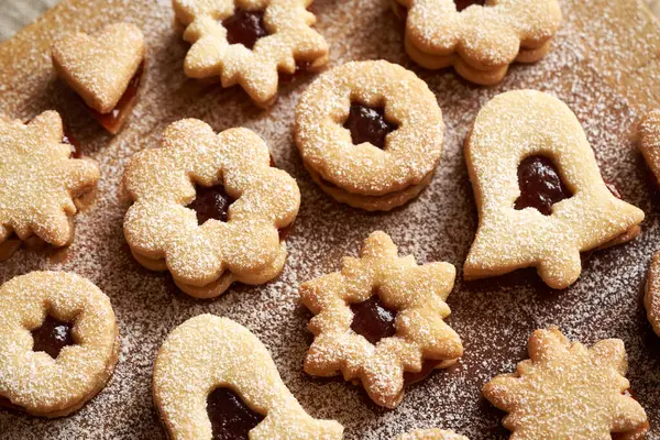 Linzer Noel kurabiyeleri ahşap bir masada şekerle tozlandı.