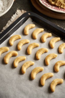 Kipferl adı verilen vanilyalı hilal hazırlama - geleneksel Noel kurabiyeleri