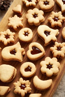 Çilekli marmelatla dolu ev yapımı Linzer Noel kurabiyeleri.