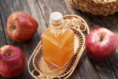 Elma şarabı sirkesi masanın üzerinde cam bir şişede.