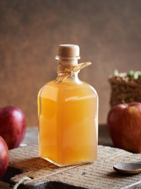 Elma şarabı sirkesi masanın üzerinde cam bir şişede.
