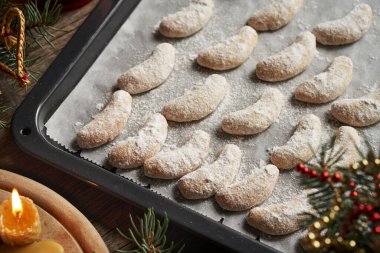 Vanillekipferl adında tatlı bir pasta, geleneksel ev yapımı Noel kurabiyeleri.