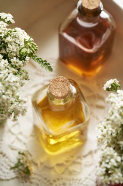 Beyaz arka planda cam bir şişedeki kireç tentürü