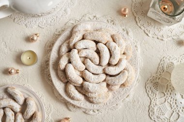 Vanilyalı Hilal. Beyaz tabakta ev yapımı Noel kurabiyeleri.