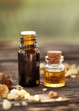 Açık bir masada Boswellia reçineli iki şişe tütsü.