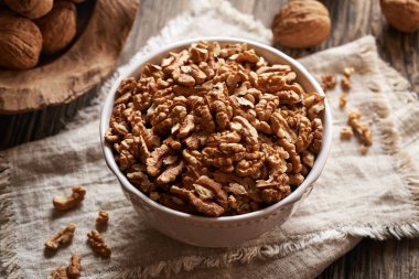 İçerideki masada bir kase ceviz.