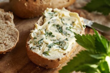 Isırgan otu yağı - yabani, yenilebilir bitkilerden yapılmış ev yapımı ekmek, bir dilim ekşi ekmek, yakın çekim