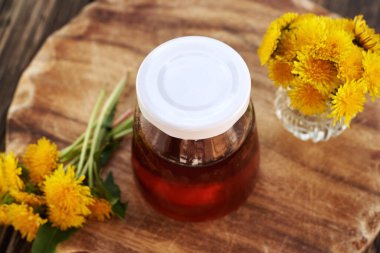 Cam bir kavanoz karahindiba balı - Taze Taraxacum çiçeklerinden yapılan şurup