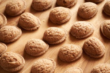 Tahta bir masada fındık şeklinde taze pişirilmiş geleneksel Noel kurabiyeleri.