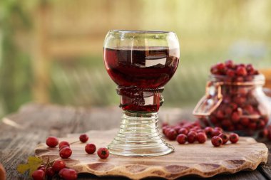 Hava kabarcıkları içeren orman camı denen bir kaptaki taze dikenli meyvelerden yapılmış tıbbi şarap.