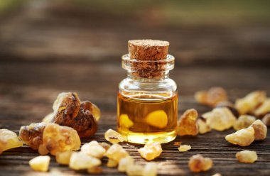 Masada Boswellia reçinesi olan bir şişe tütsü yağı.