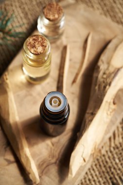 Beyaz sandal ağacı parçalarıyla gerekli yağ şişeleri