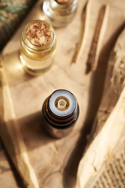 Birkaç cam şişede beyaz sandal ağacı yağı.