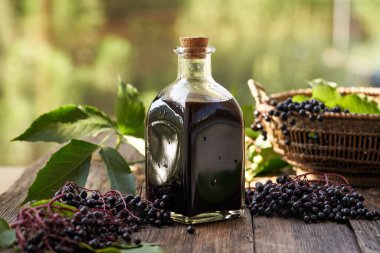 Dışarıda cam bir şişede böğürtlen şurubu.