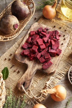 Dilimlenmiş pancar kökü soğan ve defne yaprağı ve diğer baharatlar - fermente pancar kvass hazırlama