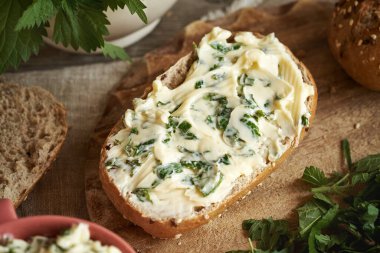 Isırgan otlu bir çörek. Yenebilir yabani bitkilerden yapılmış ev yapımı ekmek. Kapatın.