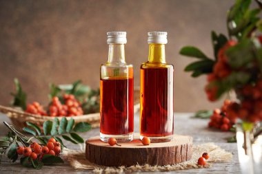 Yaban mersininden yapılmış iki şişe bitkisel şurup.