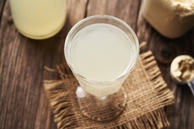 Bardaktaki taze doğal süt - protein zengin sağlıklı besin desteği