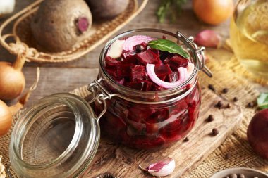 Taze pancar kökü, soğan, sarımsak ve baharatlardan yapılmış cam kavanozda ev yapımı mayalanmış pancar kvass hazırlama