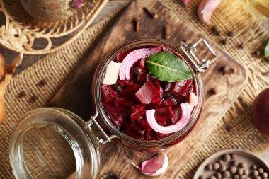 Taze pancar kökü, soğan, sarımsak ve baharattan cam kavanozda mayalanmış pancar kvass yapmak.