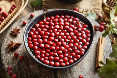 Taze şahin çileği ve baharattan tıbbi şarap yapıyorum.