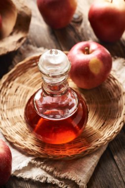 Elma sirkesi içinde cam sürahi